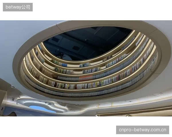 当大量社区场馆转向线上预约和扫码进入时，如何平衡智能化效率与老年、少儿等群体的使用便捷性，避免制造新的“数字鸿沟”？